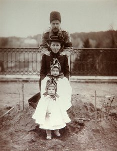 1880年代にロシアのポレシェイにある田舎の邸宅で公爵フョードルウヴァロフの家族のメンバー 作： Unbekannt