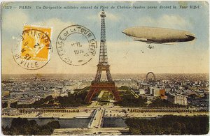 1908年、エッフェル塔の近くを飛行するシャレームードン公園の軍用飛行船 作： Unbekannt