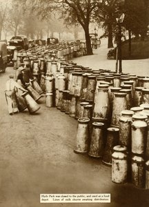 1926年、1935年、ロンドンのゼネラルストライク中にハイドパークで牛乳をチャーンしました。 作： Unbekannt