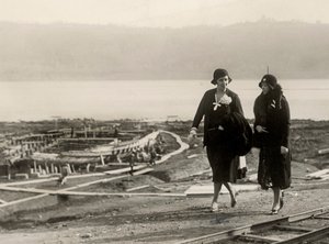 ネミの湖から古代ローマの船を回収する作業を見学するウィリアム・ランドルフ・ハーストの妻、ミリセント・ヴェロニカ・ウィリソン（1930年頃）（モノクロ写真 作： Unbekannt