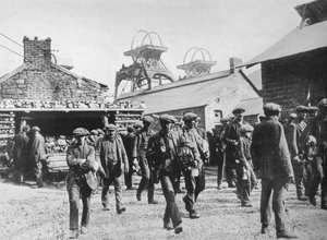 1915年のストライキ通知の満了後、坑夫がピットヘッドを去る 作： Unbekannt
