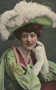 ミス・ルース・リットン、1875-1939、c1930。 作： Unbekannt