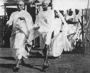 1932年に議会に向かう途中のインド民族主義指導者、モハンダスガンジー