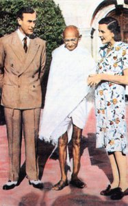マウントバッテン卿と淑女の間に立っているモホンダスカラムチャンドガンジー1869〜1948年 作： Unbekannt