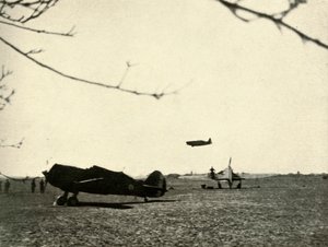 1939年から1940年、フレンチカーチスホークとハリケーンと一緒にヴァシンクール飛行場でモレーン406、1941年。 作： Unbekannt