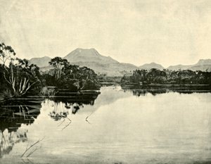 マウントグールド、デュケイン山脈、ナルキッソス川、セントクレア湖、1901年。 作： Unbekannt
