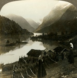 山に囲まれたローエン湖-美しさと壮大さで他に類を見ない-ノルウェー、c1905のSeten農場から。 作： Unbekannt