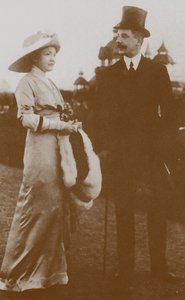 1913年のベルリン競馬での初代夫、フォンベンケンドルフとモウラブドベリ 作： Unbekannt