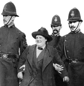 1914年、ロンドン、ハイドパークで逮捕されたフローラドラモンド夫人
