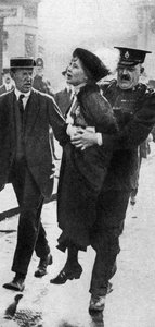 1914年、ロンドン、バッキンガム宮殿の外で逮捕されたパンクハースト夫人