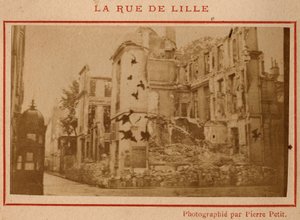 パリの自治体（1871年）：1871年5月にパリのリール通りで破壊された建物の様子。Pierre Pepetitの写真。厚紙にプリント、Dim.9x5,4 cm