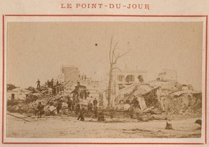 パリの自治体（1871年）：1871年5月、パリのポワン・デュ・ジュール地区の廃墟の様子。Pierre Pepetitの写真。厚紙にプリント、Dim.9x5,4 cm 作： Unbekannt