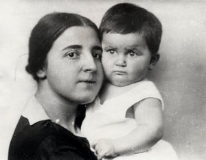 ジョセフスターリンの2番目の妻であるナデジダアリルイエバとその娘スヴェトラーナアリルイエバ、1927年