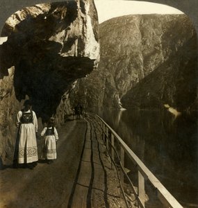 ノルウェー、c1905、オイフィヨルズ湖の深海を過ぎてヴォリングフォールズへの道が続く狭い岩棚。 作： Unbekannt