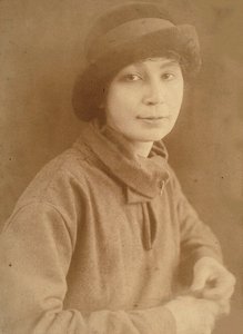 ナタリア・セルゲイヴナ・ゴンチャロワ 1881-1962 1917年、パリにて。 作： Unbekannt