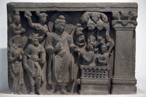 デリーのインド国立博物館。ナーガ・カリカを持つ仏陀ガンダーラ、紀元2世紀、石製。アジュメルのメイヨー・カレッジ博物館より借用。インド 作： Unbekannt