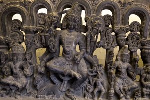デリーのインド国立博物館。三位一体（ブラフマー、ヴィシュヌ、シヴァ）を示すリンテル。カカティーヤ 作： Unbekannt