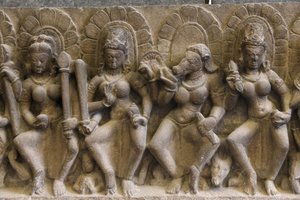 デリーのインド国立博物館。サプタマトリカ（7人の神の母）。プラティハラ 作： Unbekannt