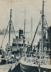 海軍のトロール船、グリムスビードックのグリムスビー漁船と一緒にHMSリフィー、1937 作： Unbekannt