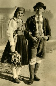 伝統衣装の新婚夫婦、ケルンテン、オーストリア、c1935。 作： Unbekannt