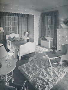 W.＆J. Sloaneによる保育園。クリーム色の家具と青いペイントされたフロリダのシャギーホワイトラグ 作： Unbekannt