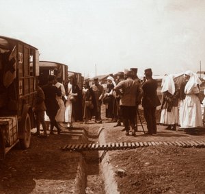 看護師と赤十字救急車、c1914-c1918