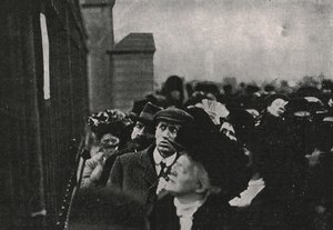 1910年5月、エドワード7世の死に関する公式通知がバッキンガム宮殿の外に掲示されました。 作： Unbekannt