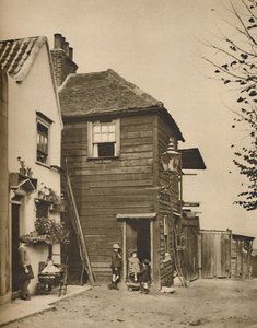 戸口の村人がCoaches Pass。、c1935を見たHighgateの古い家