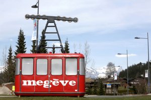 フランス、メジェーヴにあるロータリーに設置された古いケーブルカー、ロシュブルヌ 作： Unbekannt
