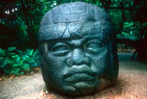 オルメカは、中央アメリカ、コロンブス以前のラベンタから紀元前1150年〜800年に頭を彫りました 作： Unbekannt