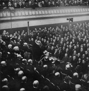 1月27日、チャーチル氏は1913年、1945年、マンチェスターの自由貿易ホールで聴衆に演説しました