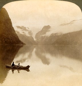 1905年、雲に覆われた山々の間から、ノルウェーのメールケヴォルト氷河にかけての、ソンブレ湖のオルデン。 作： Unbekannt