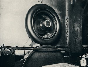 1937年、時速300マイルで走るマルコムキャンベル卿のタイヤの1つ 作： Unbekannt