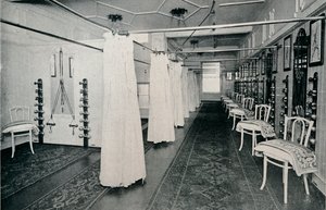 広々としたエクササイズホールの1つ、c1898 作： Unbekannt