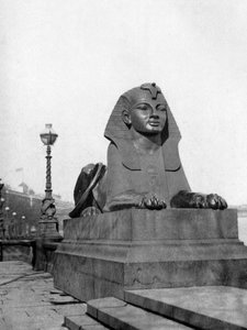 スフィンクスの1つ、ビクトリアエンバンクメント、ロンドン、1924-1926年