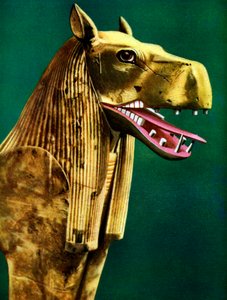 1933-1934年にエジプトのツタンカーメンの墓で見つかった儀式用のソファの双子のサポートの1つ 作： Unbekannt