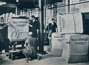 政府への発送のためにカーキの俵を梱包、c1914 作： Unbekannt