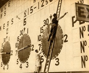 1932年、1933年、ウェストロンドンのホワイトシティトートで作業中の画家。