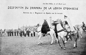 1906年4月28日、アルジェリアのシディベルアベスフランス外人部隊の旗のパレード 作： Unbekannt