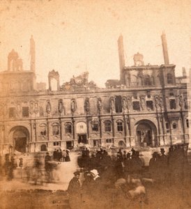 パリ・コミューン（1871年）：1871年5月の火災後のホテル・ドゥ・ヴィルの風景。匿名の写真撮影。厚紙にプリント Dim.8,5x8 cm 作： Unbekannt