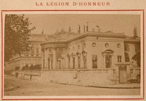 パリ・コミューン（1871年）：1871年5月に火災にあったパリのレジオンドヌール宮殿またはホテル・ドゥ・サルムの様子。Pierre Pepetitの写真。厚紙にプリント、Dim.9x5,4 cm 作： Unbekannt