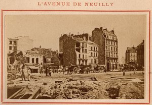 パリ・コミューン（1871年）：1871年5月、パリのヌーイリー通りの風景。ピエール・ペペティの写真。厚紙にプリント、Dim.9x5,4 cm