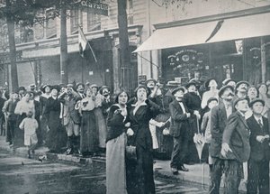 パリの群衆は都市、c1914の上を飛んでいるドイツの飛行機の1つを見て