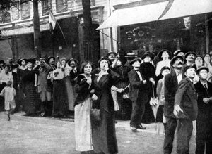 1914年の第一次世界大戦、ドイツの飛行機を見てパリジャン