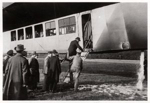 ツェッペリンLZ 11ビクトリアルイーズに搭乗する乗客、c1912-1914 1933 作： Unbekannt