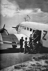 南アフリカ航空のユンカースの旅客機の1つに搭乗する乗客、c1936 c1937 作： Unbekannt
