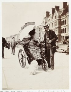 患者ケア、車椅子 バスチェアに乗った女性、1900年頃 作： Unbekannt