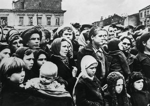 1943年の赤軍による解放後のロシアの都市スモレンスクの人々