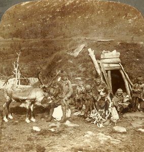 極寒のノースラップの家と家族の人々。ノルウェー、トロムソーの近く、c1905。