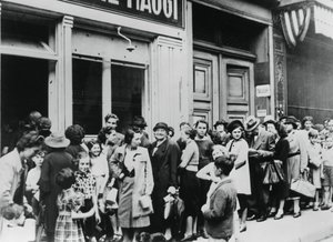 1940年7月26日、ドイツ占領下のパリの乳製品店の外で列を作っている人々